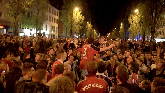 Feiern wie´r wieder auf der Leopoldstraße nach dem Finale am 19.05.2012? (©Foto: Martin Schmitz)