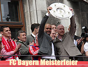 Meisterfeier des FC Bayern München am 24.05.2015 mit der Meisterschale auf dem Rathausbalkon am Marienplatz München (©Foto: Martin Schmitz)