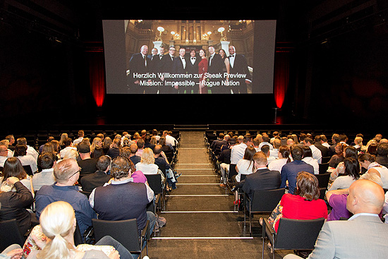 Gespannt verfolgten die rund 400 geladenen Gäste am Montagabend den neuen Film rund um Specialagent Ethan Hunt im Auditorium der BMW Welt.  (Bild: BMW AG)  