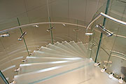 eine Acryltreppe führt in den ersten Stock (Foto: MartiN Schmitz)