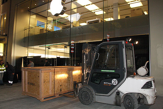 Am Vorabend wurden die Fenster verdeckt und zwei Container herangeschafft, die wohl neue Verkaufstische und die Apple Watch beinhalten (©Foto. Marikka-Laila Maisel)