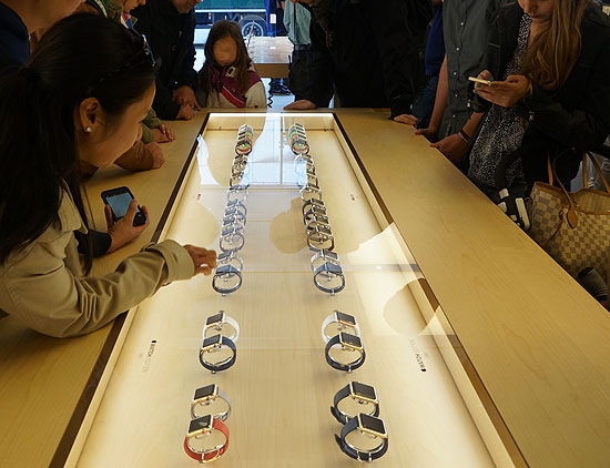 ab 09.00 Uhr konnte man ab 10.04.2015 die Uhren von Apple in 38 verschiedenen Variationen in Augenschein nehmen (©Foto: Martin Schmitz)