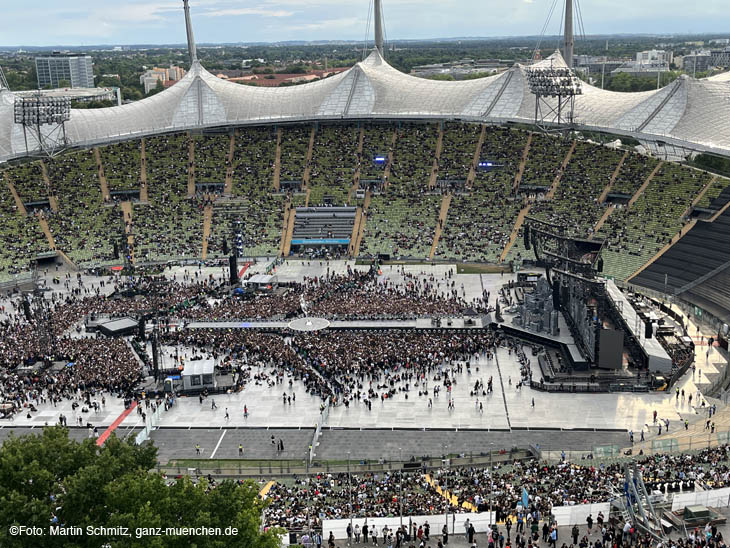 Blick ins Stadion aus dem Riesenrad des Sommerfestivals Olympiapark 2023 kurz nach der Öffnung des Stadions (©Foto: Martin Schmitz)